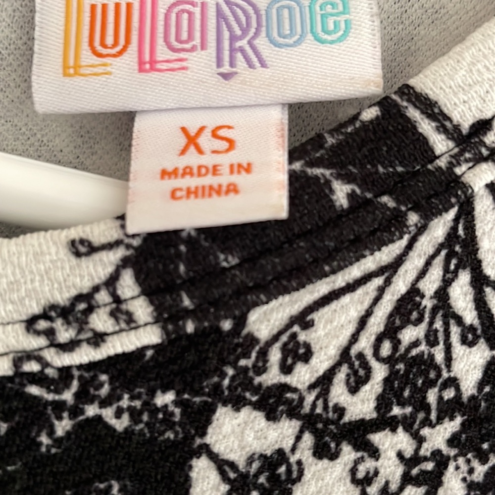 Beautiful LuLaRoe Amelia - Picture 3 of 4